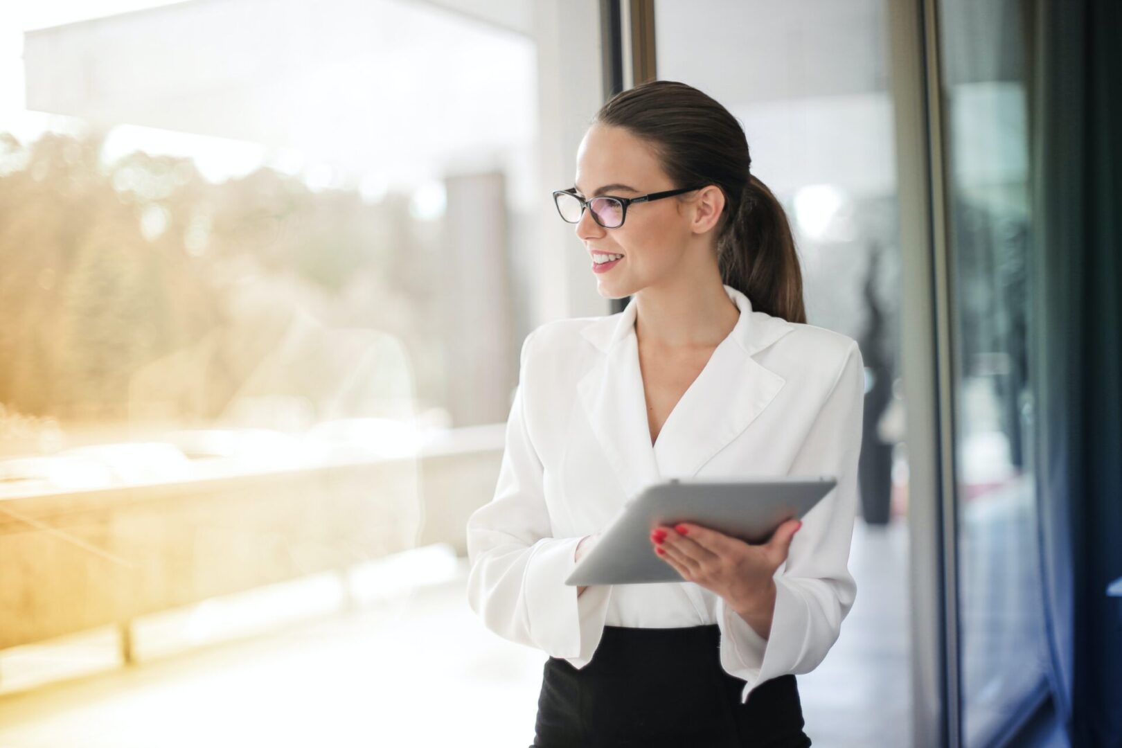 pexels-andrea-piacquadio-3757371 a lady holding a tablet for business consulting